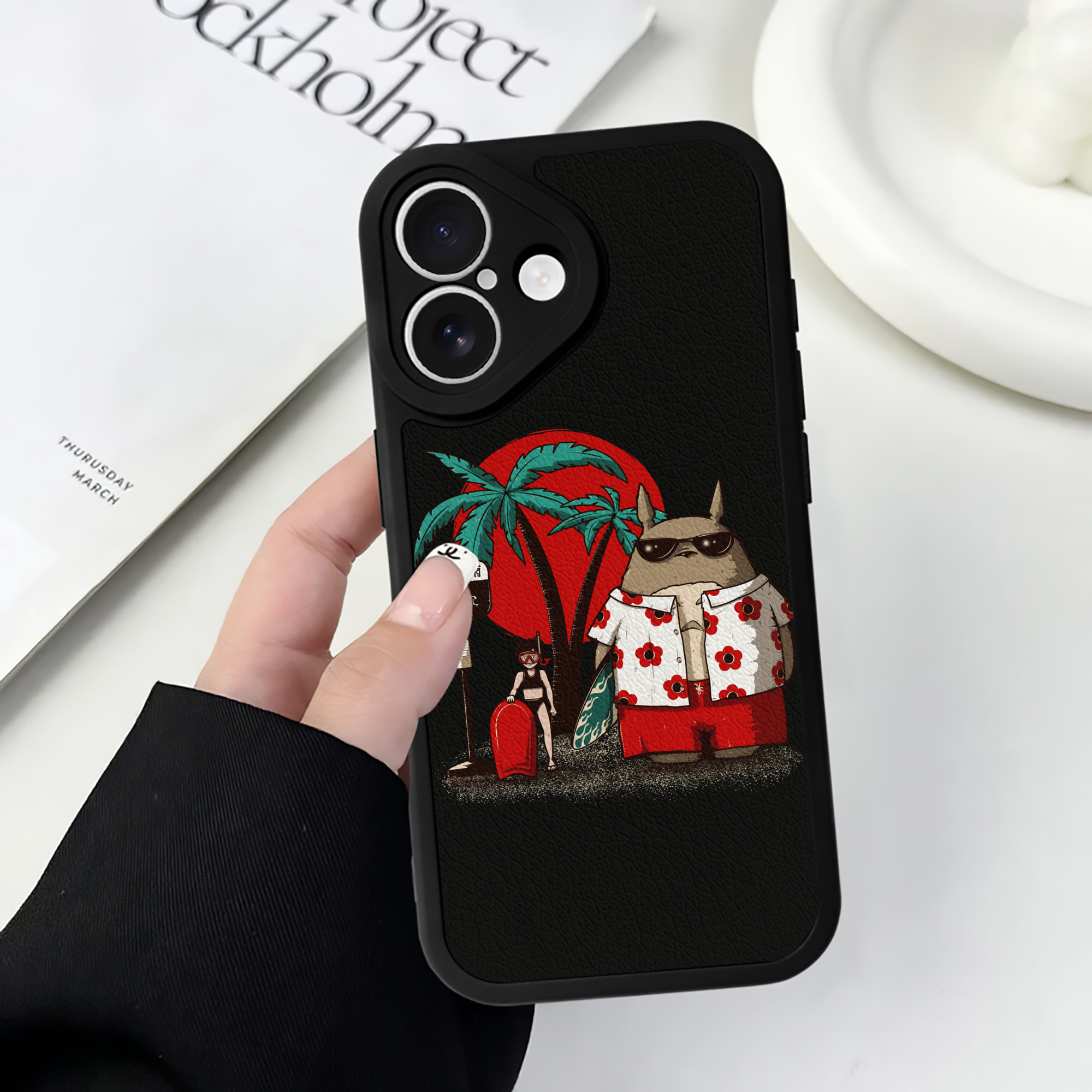 （画像用） となりのトトロ 草壁メイ 草壁サツキ My Neighbor Totoro Satsuki Kusakabe Mei Kusakabe 【iPhone 16シリーズ対応】シリコンスマホケース（レザー調） 材質：シリコン